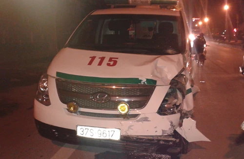 Xe cấp cứu đâm xe máy, 3 người nguy kịch