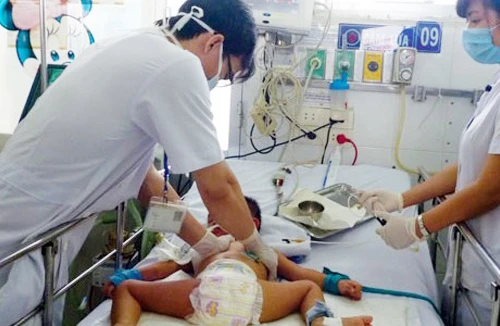 Nhét viên than vào miệng cháu bé làm cháu bé tử vong, chú ruột phạm tội gì?