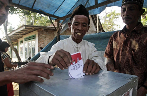 Bầu cử Tổng thống Indonesia: Cả hai ứng viên tuyên bố thắng cử