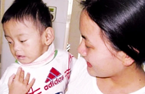 Cô bé “Ôsin” nhân hậu nhận nuôi đứa con còn lại sau vụ thảm án kinh hoàng