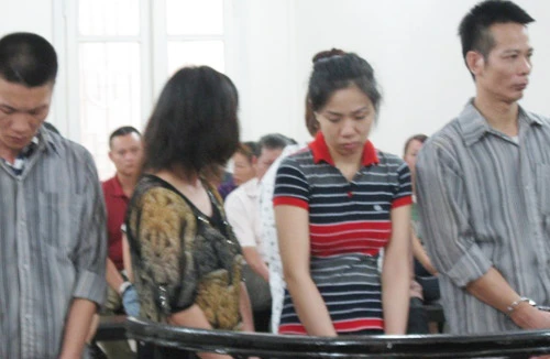 Mua bán ma túy trước cổng nhà tang lễ