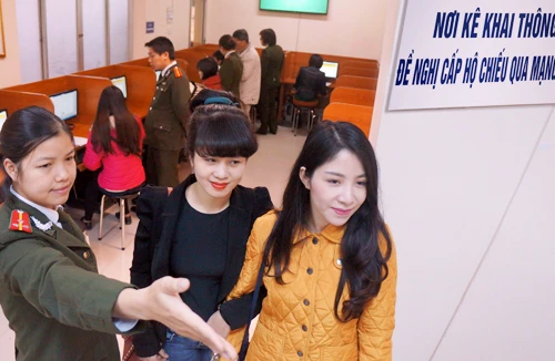 Đăng ký cấp hộ chiếu qua mạng Internet tại Công an Hà Nội: Người dân phấn khởi
