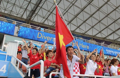 Cộng đồng người Việt cổ vũ cuồng nhiệt