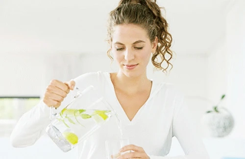 Nên uống nước chanh mỗi sáng