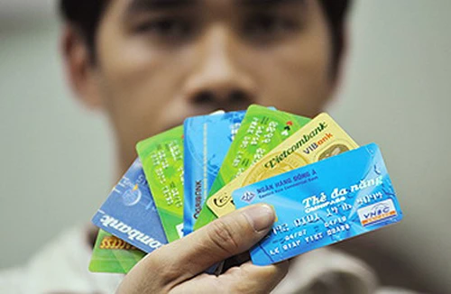 Mỗi thẻ ATM, ngân hàng siết 1,7 triệu tiền phí/năm