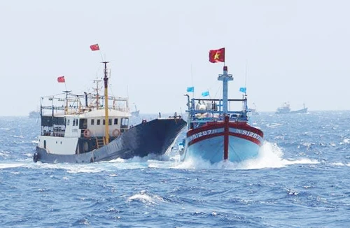 “Đại công báo” Trung Quốc “ném đá giấu tay”