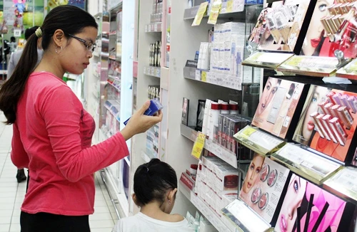 Thị trường 8-3: Quà “độc”đắt hàng