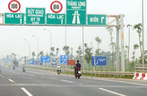 Quyết liệt xử lý mô tô vi phạm trên đại lộ Thăng Long