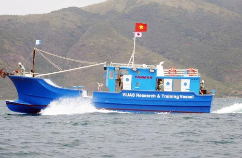 Hạ thủy tàu đánh cá ngừ vỏ composite Nhật đóng cho Việt Nam