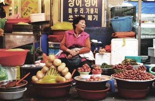 Hàng trăm người già Hàn Quốc bán thân nuôi miệng