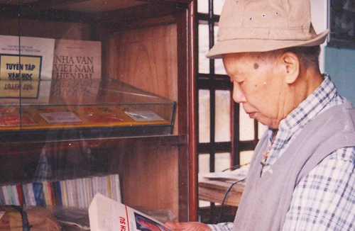 Nhà thơ đầu tiên của người Dao