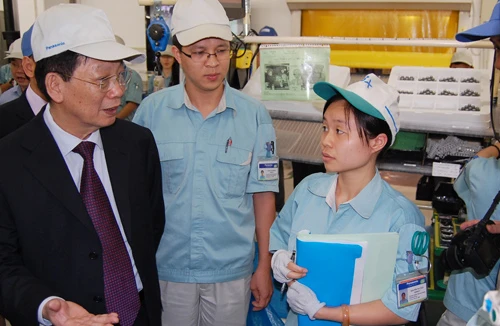 Kích cầu tiêu dùng, nâng dần sức mua