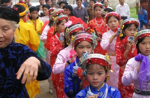 Tết kém vui vì tiếng Việt không sõi