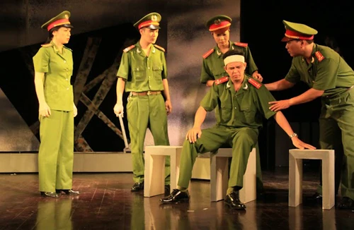 Nắng sưởi ấm những tâm hồn lầm lạc