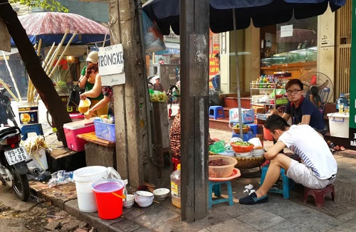 Hồn nhiên cho thuê, “bán” cả vỉa hè