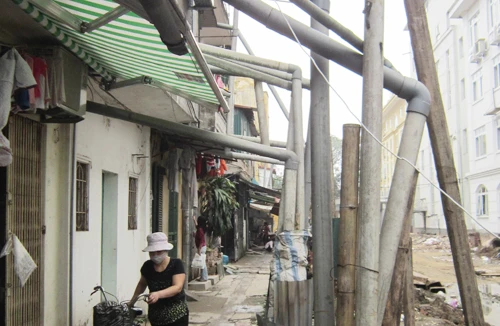 Nước thải dội thẳng xuống đầu