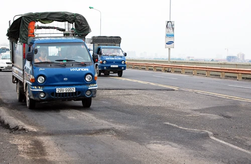 Cần 313 tỷ đồng sửa chữa mặt cầu Thăng Long