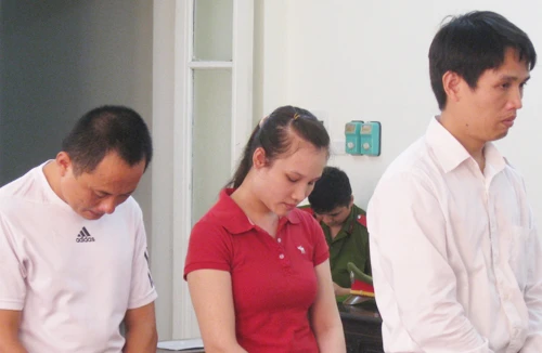 Nhờ người giả chồng để bán trộm nhà