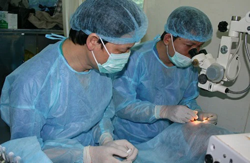 Nguy cơ hỏng mắt khi sử dụng kính áp tròng xuyên thấu