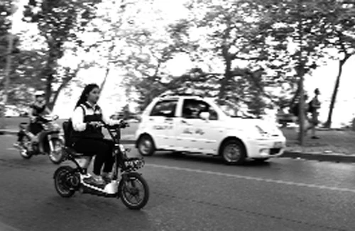 Lúng túng nhận diện xe máy điện