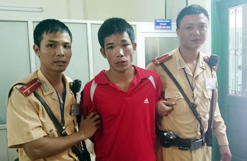 CSGT bắt “nóng” đối tượng cướp giật tài sản