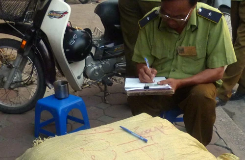 Thu giữ lô áo khoác không rõ nguồn gốc