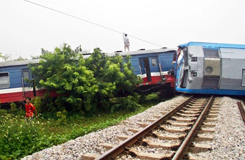Tai nạn đường sắt nghiêm trọng, hàng trăm người hoảng loạn