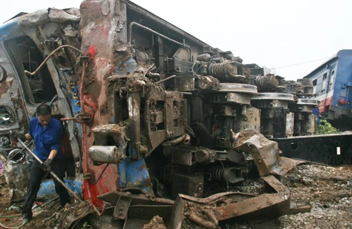 Tai nạn đường sắt nghiêm trọng: Đầu tàu văng khỏi đường ray
