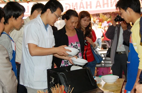 Nhiều nhà hàng ở phủ Tây Hồ rửa bát chưa sạch