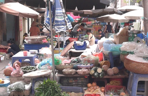 Sân chơi thành nơi họp chợ