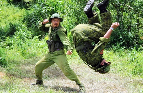 “Viết huyền thoại” chắp vá, ngô nghê