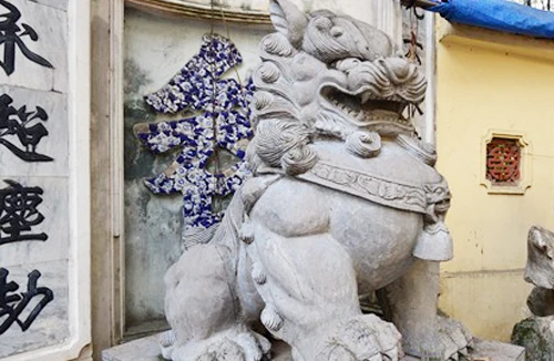 Làm hỏng di tích vì “cám dỗ”