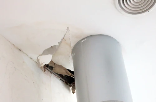 Trung tâm Văn hóa Kim Đồng vừa xây đã dột