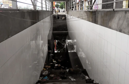 Tiền tỷ chôn theo hầm bộ hành