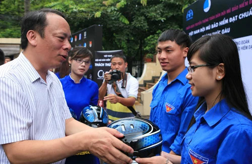 Ngày hội hưởng ứng chiến dịch toàn dân đội mũ bảo hiểm đạt chuẩn