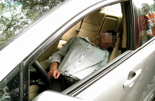 Ô tô húc cột điện, lái xe vẫn… ngủ ngon 