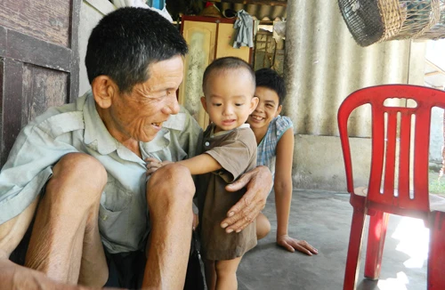 Tấn bi kịch của người cha già nuốt nỗi đau, khi con gái tâm thần bị kẻ đồi bại hành hạ