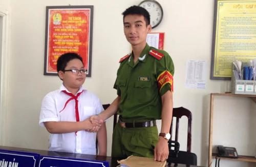 Biểu dương tính trung thực của cậu học trò lớp 4