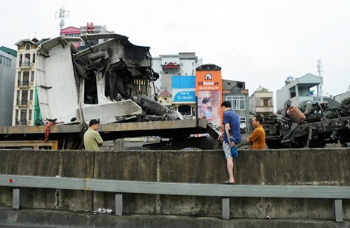 Húc văng dải phân cách, xe đầu kéo bẹp rúm