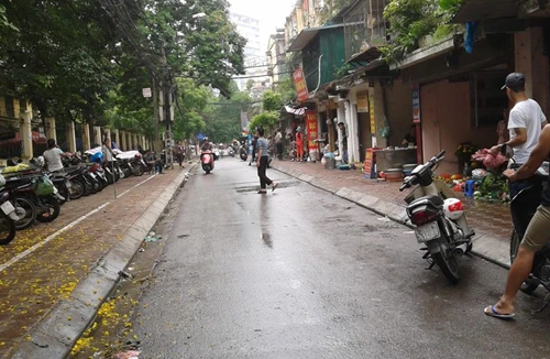 Kiên quyết xóa bỏ tình trạng lấn chiếm vỉa hè, lòng đường