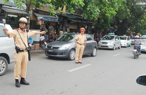 Dẹp tình trạng lộn xộn tại các cổng bệnh viện