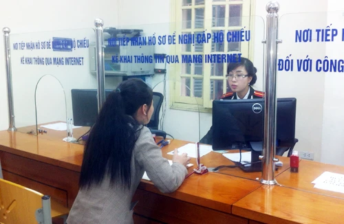 Thủ tục xin cấp hộ chiếu trong vòng 15 phút: Chấm điểm cho công an 9/10