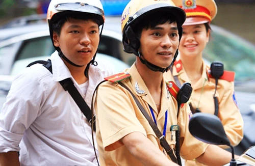 Chuyện về những ân nhân áo vàng