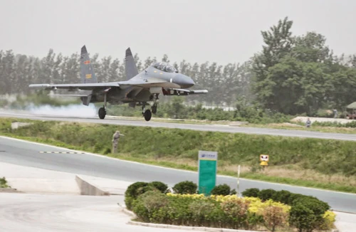 Chiến đấu cơ Trung Quốc hạ cánh trên đường cao tốc