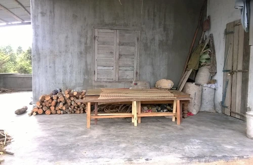 Nước mắt người mẹ nghèo đạp xe giữa đêm đi cứu con gái bị 4 gã trai làng làm nhục