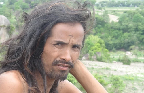 Hậu duệ của Vua lửa bỏ nhà, một mình sống trong hang đá