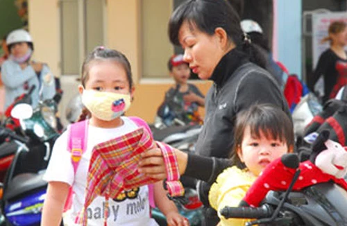 Méo mặt trông con nghỉ Tết