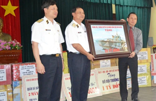 Thăm và tặng quà cán bộ, chiến sỹ, đảo Trường Sa Lớn