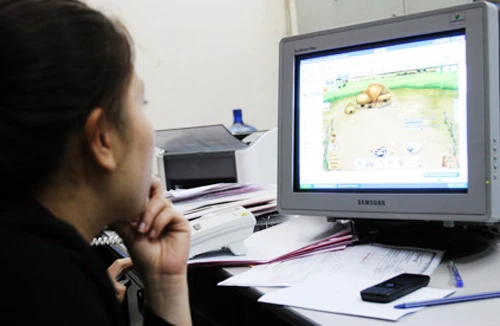 Chơi “game” nơi công sở - Sức hút khó cưỡng: : Quản chặt từ nhiều phía