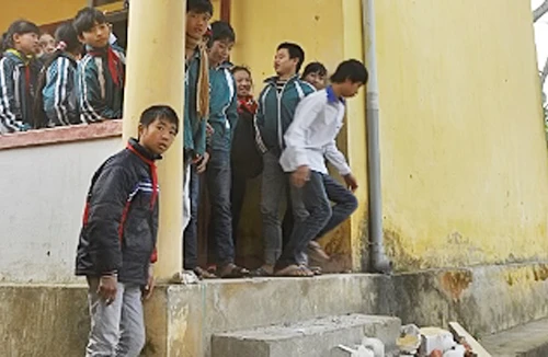 Sập lan can trường học tại Hà Tĩnh